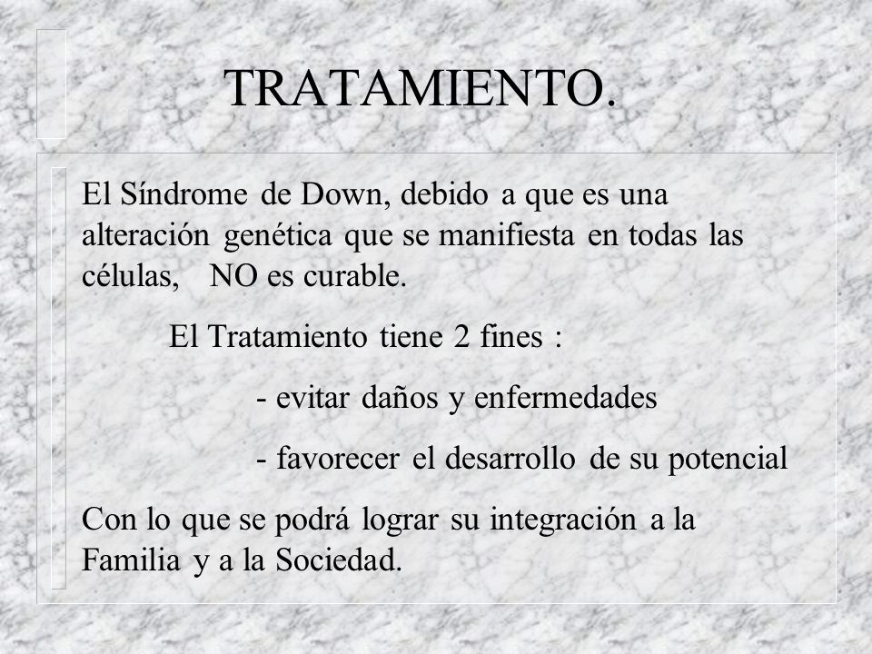 La uña se aleja al dedo en la mano el hongo